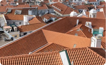 Vista aérea de tejados de tejas rojas en Alcala Henares, destacando la calidad y resistencia de las instalaciones realizadas por Tejados Alcala Henares.