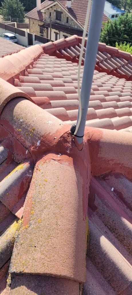 impermeabilización de remates Lozoyuela 3 Top Tejados Toledo Tejado con tejas rojas en Alcala Henares, mostrando detalles de instalación profesional y acabado de calidad realizado por Tejados Alcala Henares.