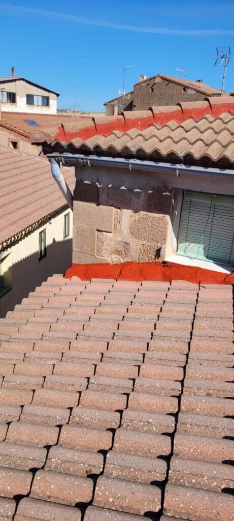 Impermeabilización de remates - Anguita 2 Top Tejados Toledo Tejado con aislamiento térmico y acústico aplicado, mejorando la eficiencia energética y protección contra el ruido en un entorno residencial
