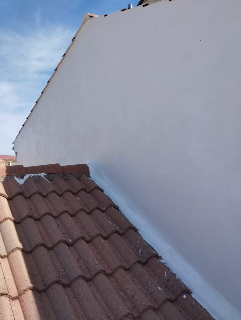 Impermeabilización de Fachada Villabilla 4 Top Tejados Toledo Tejado con tejas de cerámica y aislamiento térmico y acústico en las juntas, mejorando la protección contra el clima y el ruido exterior.