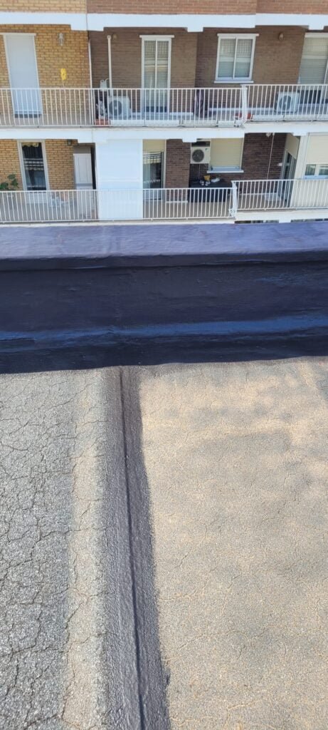 Arreglo terraza - Alcalá henares 5 Top Tejados Toledo Aplicación de aislamiento térmico y acústico en un tejado plano, mejorando la eficiencia energética y reduciendo el ruido en el edificio