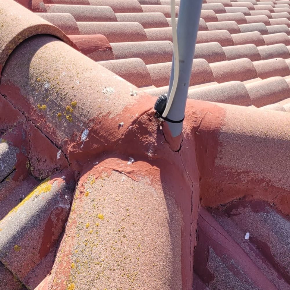 Tejado con tejas rojas en Alcala Henares, mostrando detalles de instalación profesional y acabado de calidad realizado por Tejados Alcala Henares.