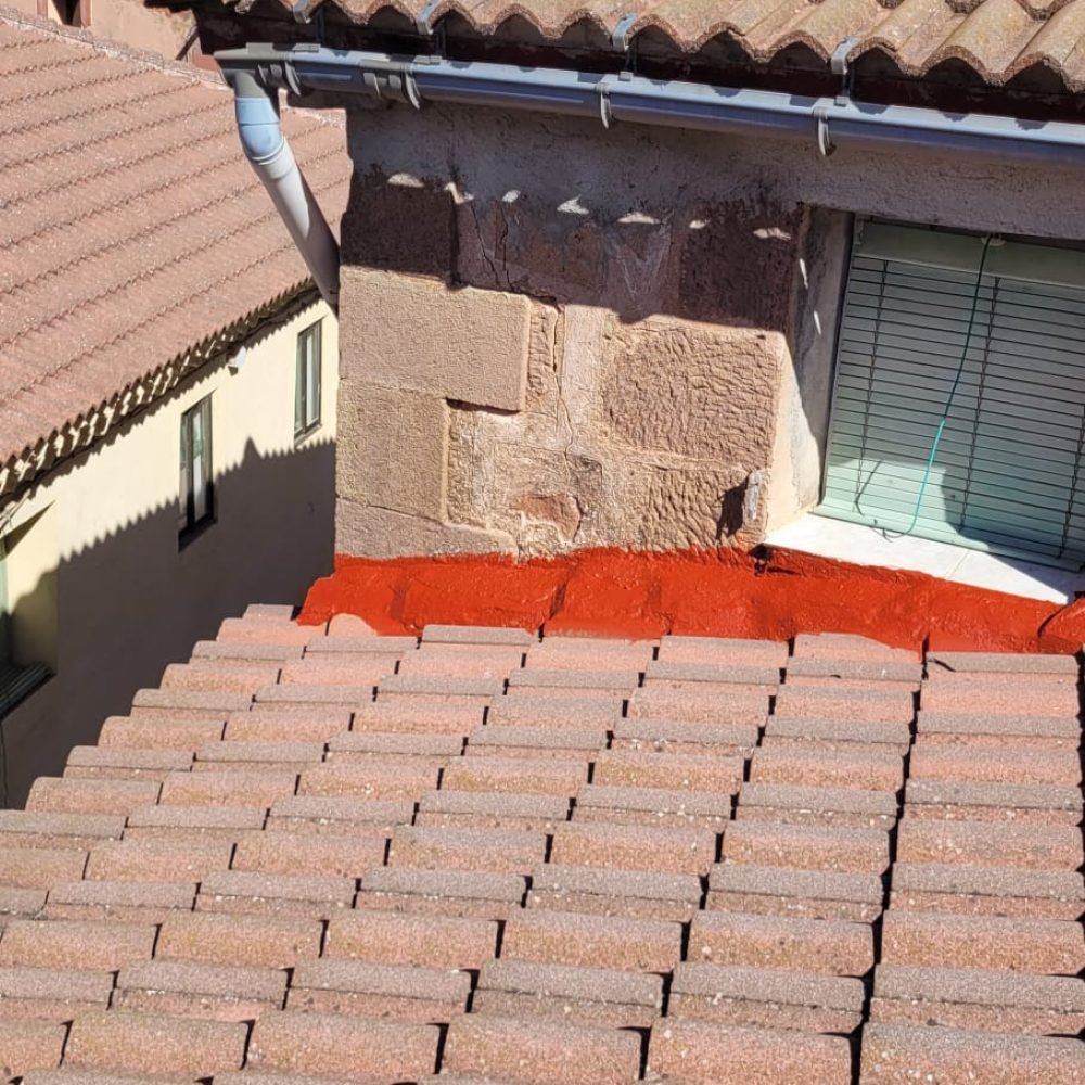 Tejado con aislamiento térmico y acústico aplicado, mejorando la eficiencia energética y protección contra el ruido en un entorno residencial