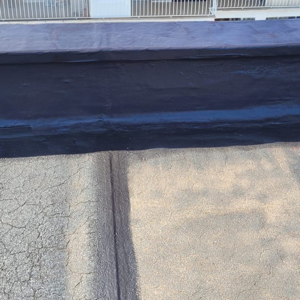 Aplicación de aislamiento térmico y acústico en un tejado plano, mejorando la eficiencia energética y reduciendo el ruido en el edificio